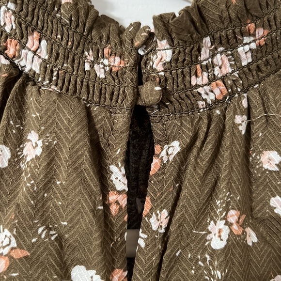 Green tank top. - Picture 4 of 5